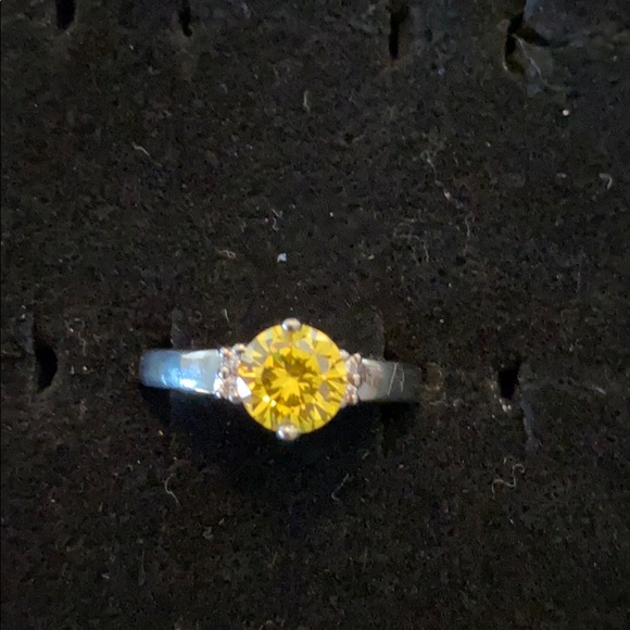 Silver toned ring with yellow stone - Picture 1 of 4